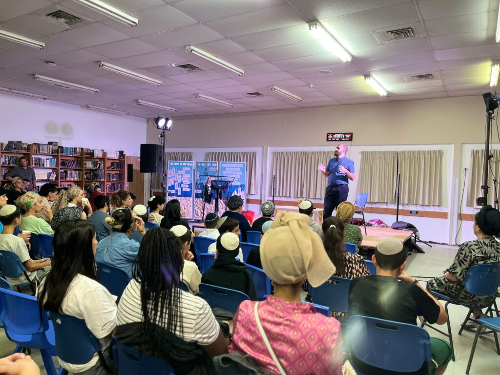 הרב יהונתן יפת, מנהל בי"ס בשיחה בפני אמהות ותלמידים