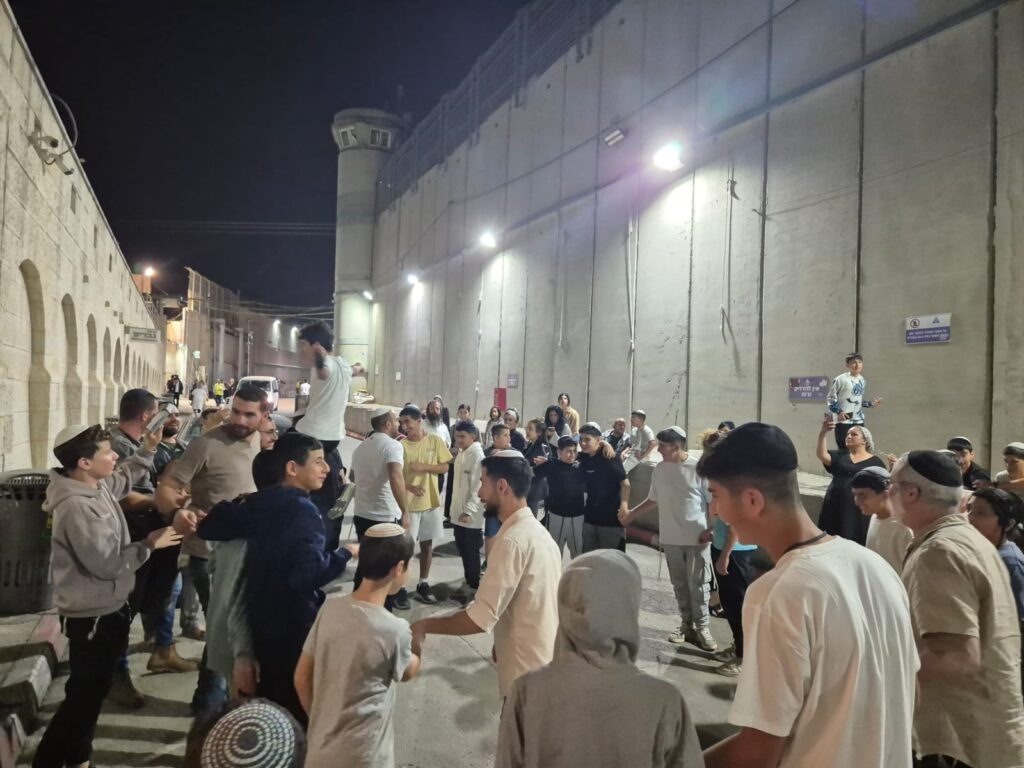 תלמידים בקבר רחל